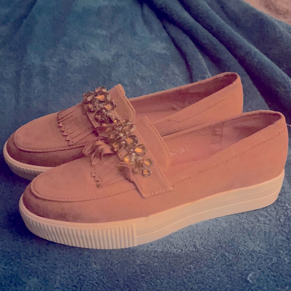 I’m selling a pair of slip on shoes.